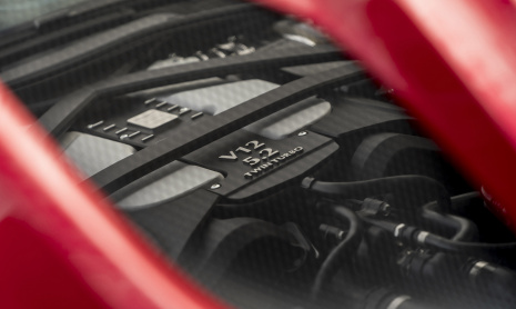 Aston Martin представляет DBS Superleggera