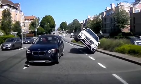 BMW X4 при столкновении с X1 чуть не перевернулся