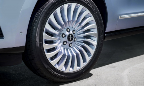 Команда Lincoln продемонстрировала эксклюзивный Black Label Navigator Джея Лено