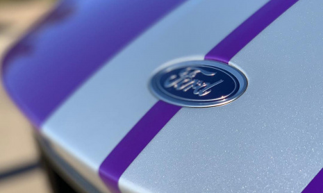 Гонщик IndyCar демонстрирует потрясающий фиолетовый Ford GT