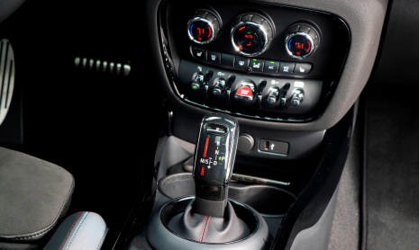 Да! MINI возвращает механическую коробку передач