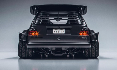 Дикий широкий Volkswagen Golf GTI