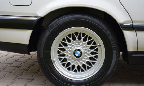 Этот 1992 BMW 7-й серии практически новый