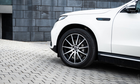 Электрический 2020 Mercedes-Benz EQC 400