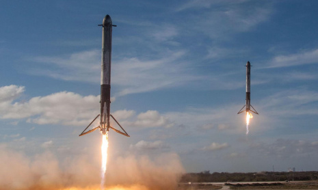 Tesla Roadster Илона Маска только что миновал Марс