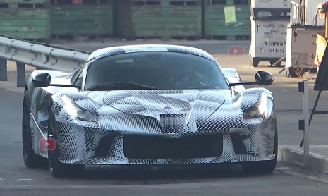 Появились фото нового гиперкара Ferrari