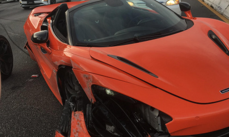 Калифорнийские полицейские публично отчитали водителя, разбившего McLaren 720S