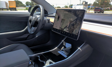 Посмотрите, как система камер Tesla отпугивает угонщика