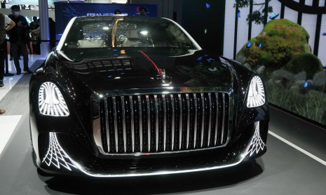 В этом роскошном китайском лимузине нет руля и люстры в салоне