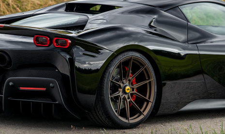 Черный Ferrari SF90 Stradale получил тюнинг от Novitec