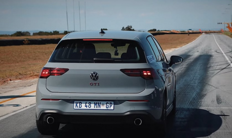 Дрэг-гонка с горячим хэтчбеком: Volkswagen Golf GTI против Hyundai Kona N