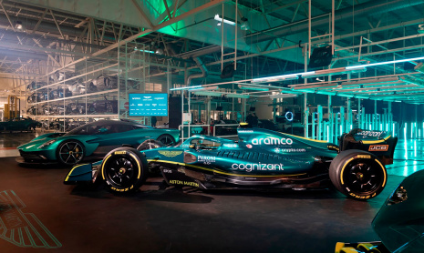 Aston Martin готов к битве F1 с новым AMR22