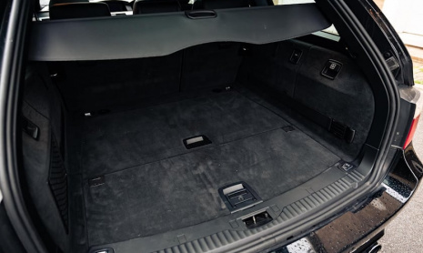 Этот универсал BMW M5 имеет шестиступенчатую механическую коробку передач и двигатель V10