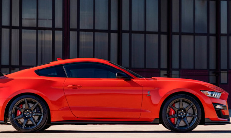 Ford Mustang Shelby GT500 против Dodge Challenger Hellcat