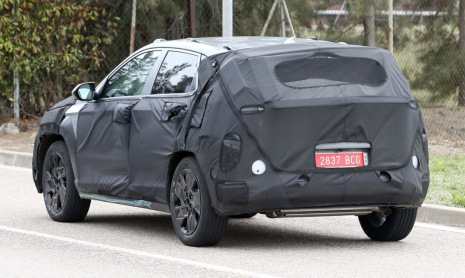 Новый 2023 Hyundai Kona замечен на тестах в Альпах