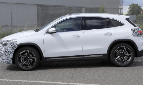 Обновленный кроссовер Mercedes GLA замечен перед запуском в 2024 году