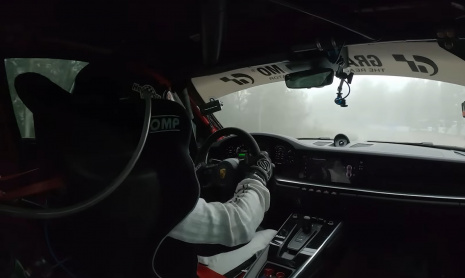 Porsche 911 Turbo поднимается на Пайкс в тумане
