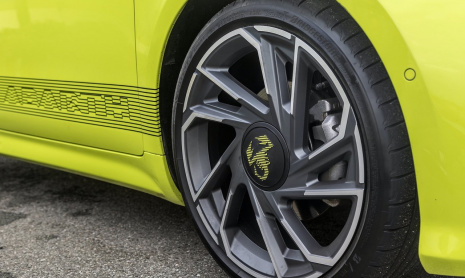 Новый Abarth 500e — первый электрический хот-хэтч марки