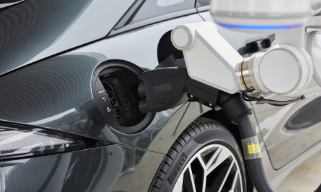 Hyundai демонстрирует робота с автоматической зарядкой для электромобилей