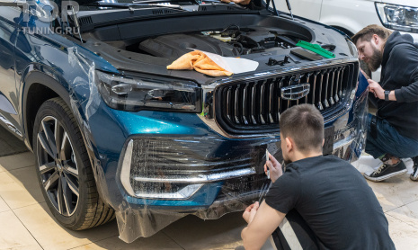Geely Monjaro – оклейка пленкой лобовой части в Топ Тюнинг Москва
