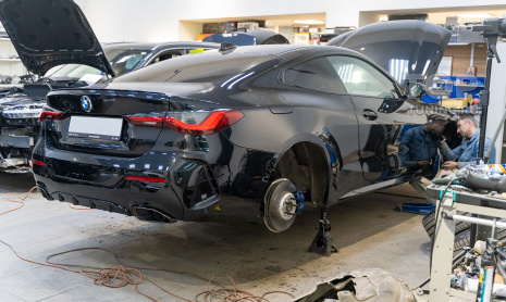 Шумоизоляция арок и установка доводчиков на BMW M4