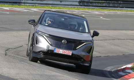 Новый Nissan Ariya Nismo демонстрирует более спортивный стиль и возможные обновления трансмиссии