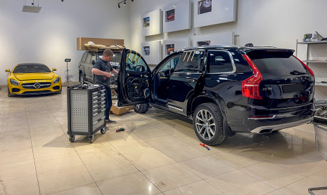 Установка доводчиков дверей на Вольво