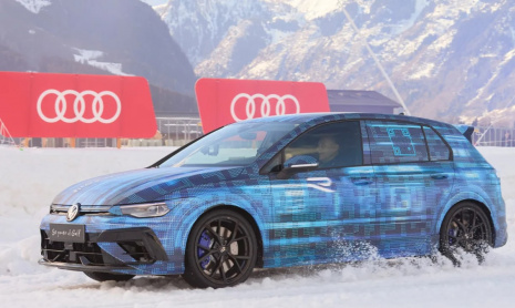 Рестайлинг нового полноприводного горячего хэтчбека Volkswagen Golf R