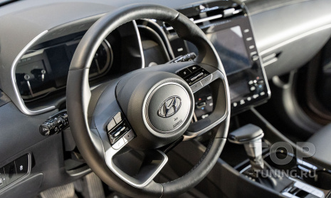 Глянец в салоне и монитор Hyundai Tucson – оклейка защитной пленкой