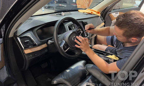 Оклейка пленкой черного пластика в салоне Volvo XC90 II