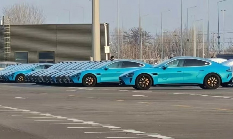 Сотни Xiaomi SU7 скопились перед заводом в Пекине