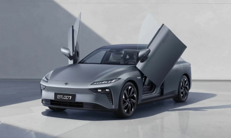 Седан Dongfeng eп 007 стоит от 2 млн рублей, топовая комплектация имеет мощность 563 л.с. и батарею на 70 кВтч.