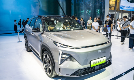 Geely и BYD заявляют о запасе хода систем PHEV в 2000 км