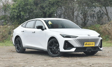 Гибридный седан UNI-V iDD второго поколения от Changan продается по цене 1,5 млн рублей