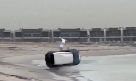 Водителя выбрасывает из машины, и он взлетает в воздух после веселой поездки по пляжу