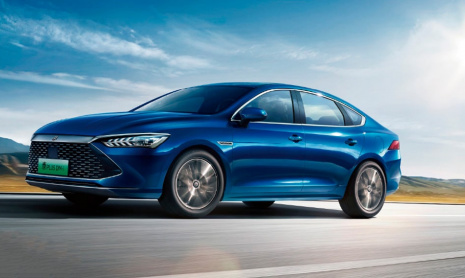 Подключаемый гибридный седан BYD Qin L поступил к дилерам в Китае еще до начала продаж