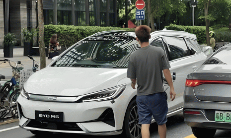 Полностью электрический M6 MPV от BYD был замечен в Китае, и это RHD