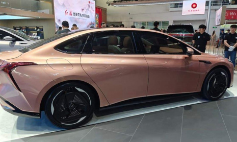 Полностью электрический седан Hongqi E009, заявленный китайской компанией MIIT, может стоить около 2,73 млн рублей