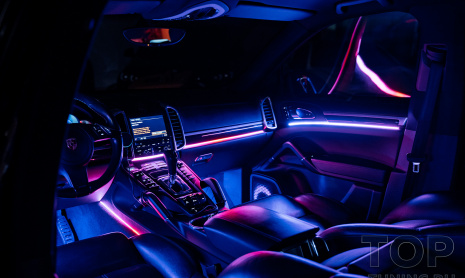 Атмосферная LED подсветка – эффектное дооснащение салона Porsche Cayenne 958