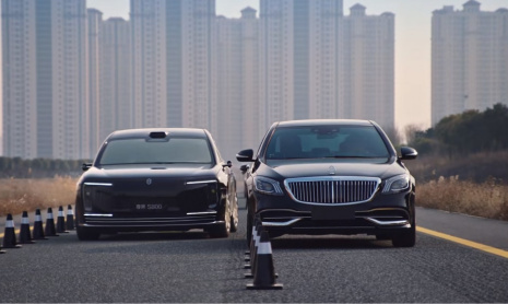 Седан Maextro S800 от Huawei и JAC демонстрирует «режим краба» между Майбахами