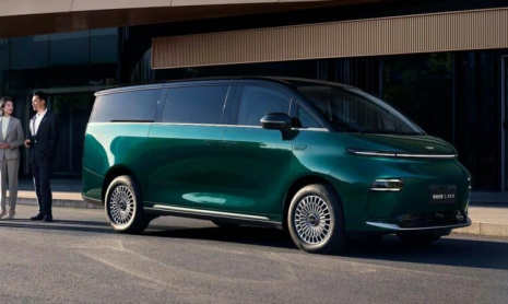 LEVC L380 представлен в Китае под брендом Geely Galaxy – цена снизилась почти на миллион рублей в Китае