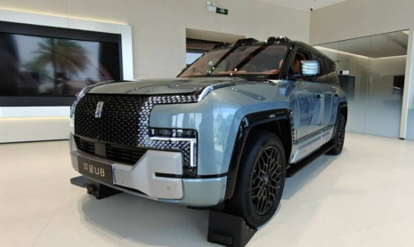 Трехрядный вариант Yangwang U8 от BYD был замечен в преддверии Шанхайского автосалона 2025