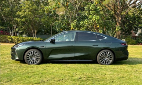 Седан Geely Galaxy Starshine 8 PHEV с G-Pilot открывает предварительную продажу по цене от 1,6 млн рублей