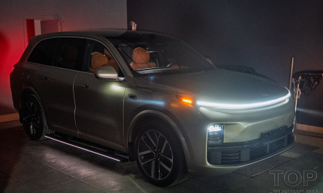 Монтаж выдвижных тюнинг-порогов с RGB-подсветкой для Lixiang L8