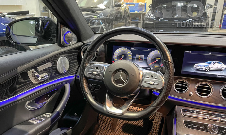 Монтаж 3D твитеров с атмосферной подсветкой в двери Mercedes-Benz E-class W213