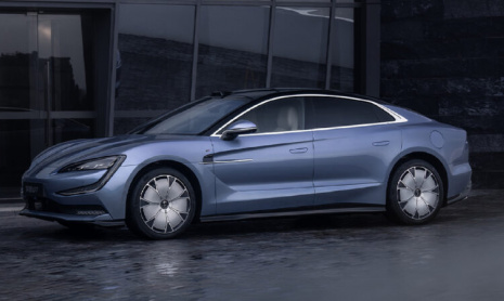 Долгожданный роскошный седан Yangwang U7 от BYD сошел с конвейера в Китае