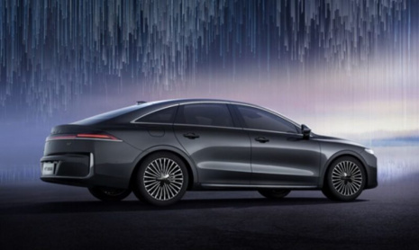 Седан Roewe M7 DMH, созданный бывшим руководителем отдела дизайна Rolls-Royce, представлен на официальных изображениях