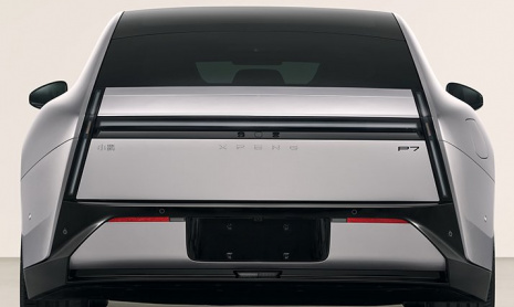 Седан 2026 Xpeng P7 с дверями-ножницами был замечен в Китае без камуфляжа