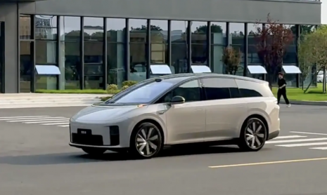 В сеть просочились шпионские снимки интерьера электрического внедорожника Lixiang i8