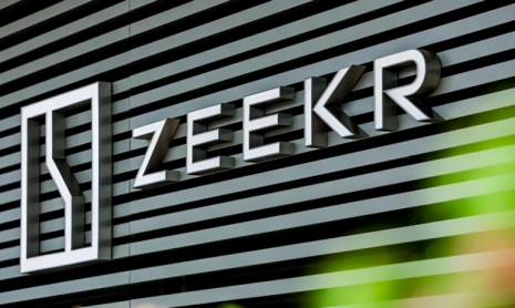 Zeekr отрицает обвинения в завышении продаж, заявляя, что автомобили были незарегистрированными моделями для демонстрационных залов